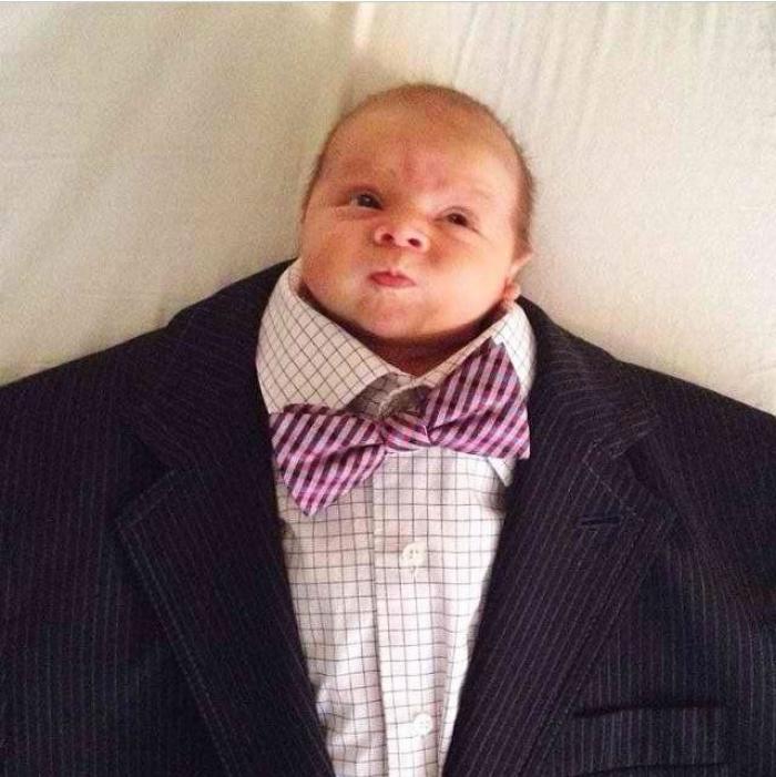 'Baby Suiting': la moda de vestir bebés con trajes de adultos para subir sus fotos a internet