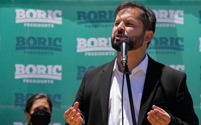Boric anuncia un plan para "prohibir totalmente la tenencia de armas" en Chile