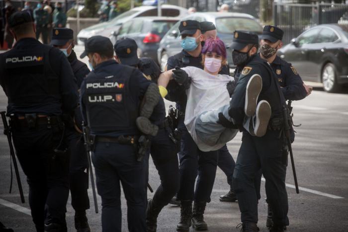 Activistas por el cambio climático bloquean el centro de Madrid