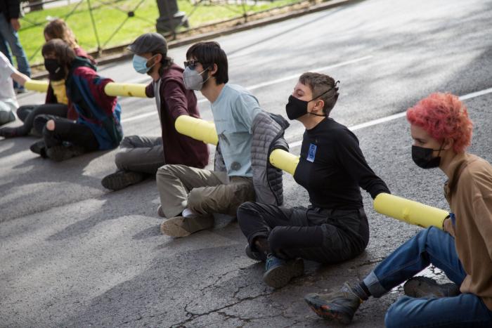 Activistas por el cambio climático bloquean el centro de Madrid