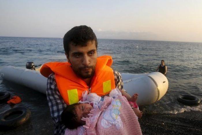 Una niña siria de dos meses llega en una lancha de goma a Grecia