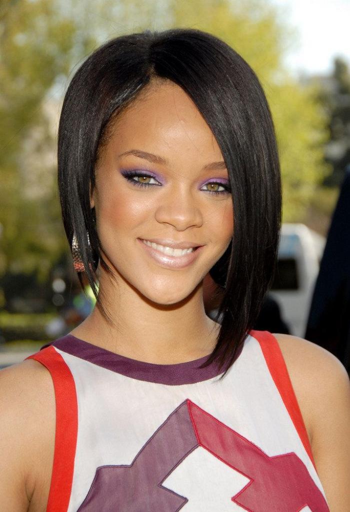 Rihanna sorprende en Coachella con un mono brillante de la cabeza a los pies de Gucci