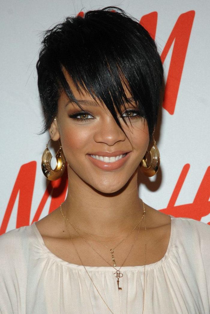 Rihanna anuncia que está embarazada con unas imágenes enseñando tripa