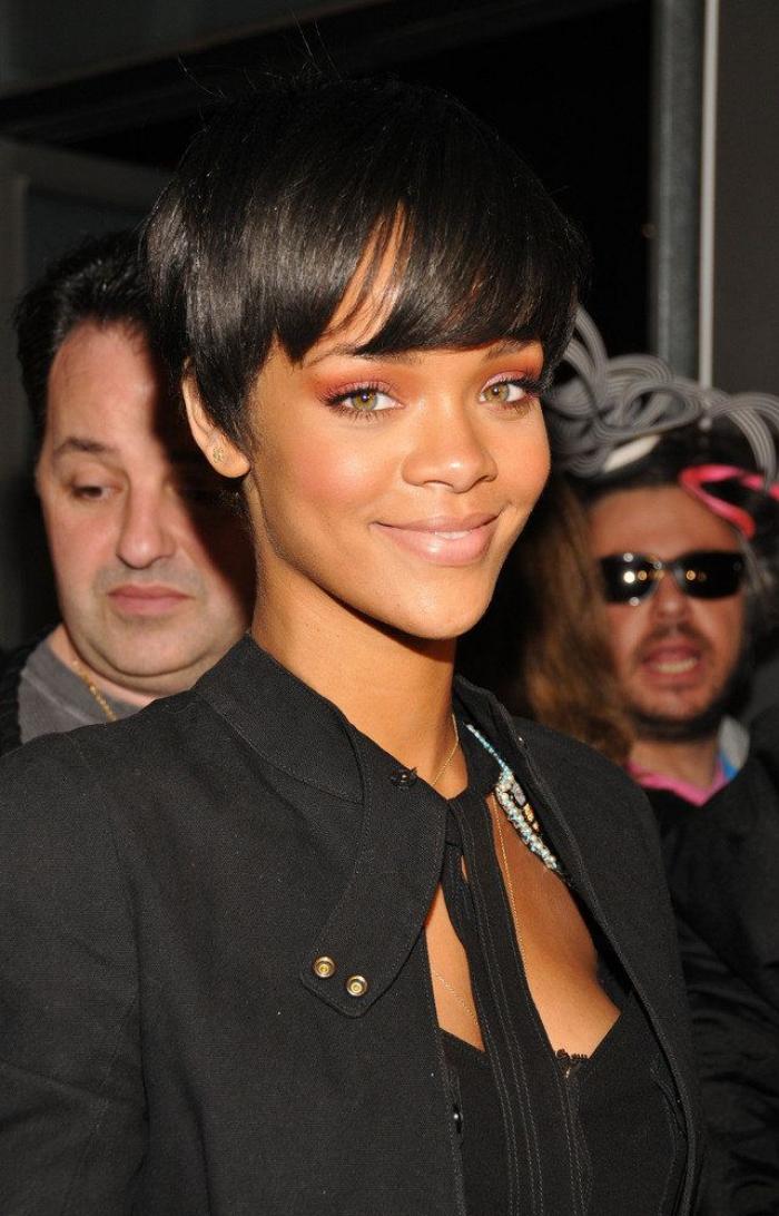 Rihanna anuncia que está embarazada con unas imágenes enseñando tripa