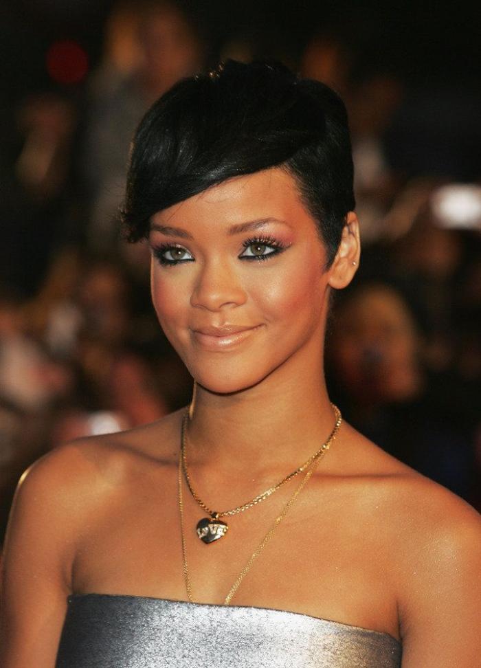 Rihanna cambia su melena por unas infinitas rastas