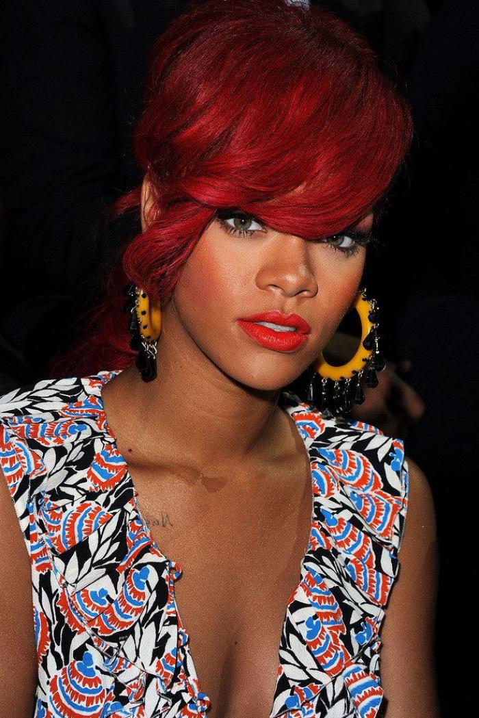 Rihanna cambia su melena por unas infinitas rastas