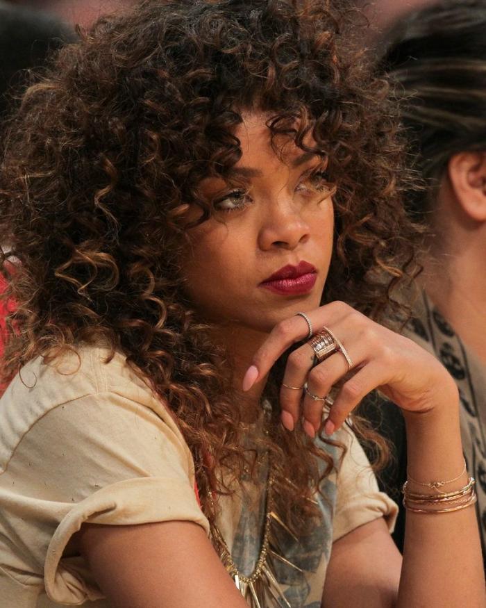Rihanna sorprende en Coachella con un mono brillante de la cabeza a los pies de Gucci