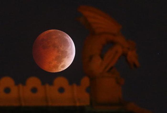 Luna Roja de octubre: 15 imágenes del fenómeno que nos perdimos en España (FOTOS, VÍDEO)