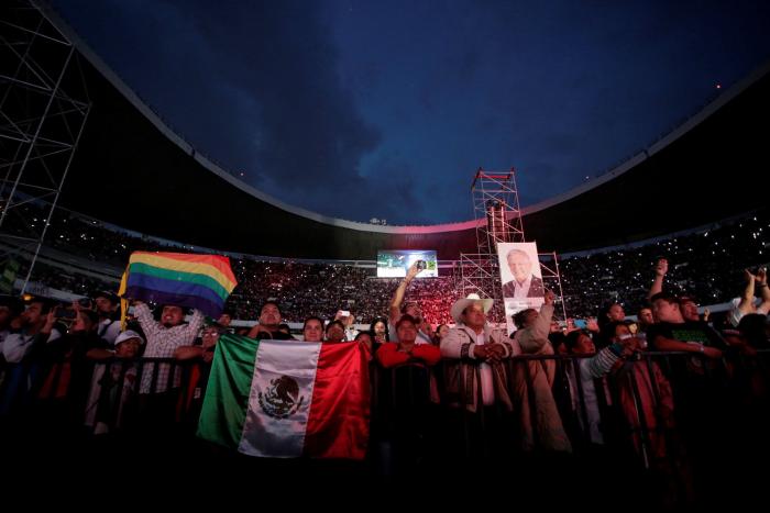 López Obrador arrasa en las elecciones presidenciales y lleva la izquierda al poder en México