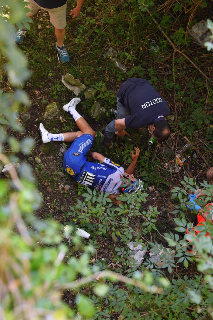Terrorífica caída en el Giro de Lombardía: el ciclista Remco Evenepoel se precipita al vacío desde un puente