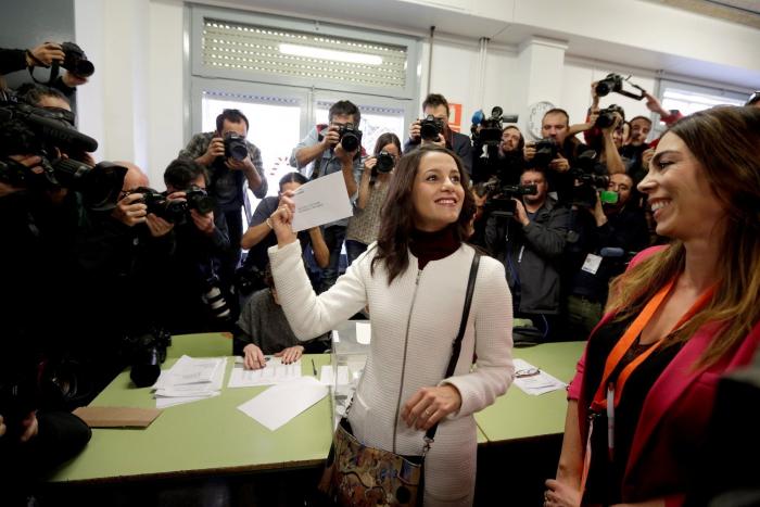 Críticas a Inés Arrimadas por no utilizar el catalán en su discurso de victoria tras las elecciones del 21-D