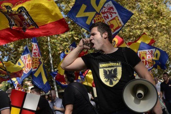 Grupos falangistas se manifiestan en Barcelona por la unidad de España