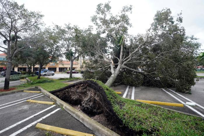 El arrasador paso del huracán 'Ian' por Florida deja al menos 45 muertos