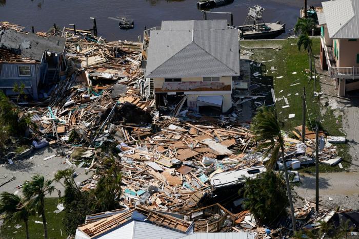 El arrasador paso del huracán 'Ian' por Florida deja al menos 45 muertos