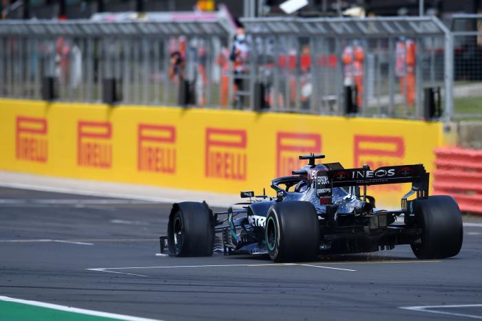 Locura en el GP de Gran Bretaña: Hamilton gana tras pinchar a falta de una vuelta