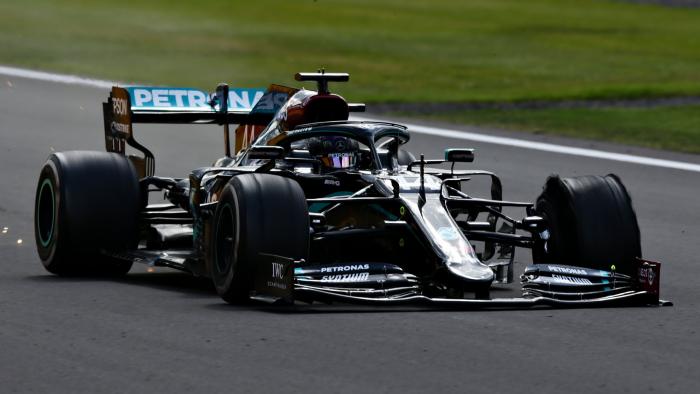 Locura en el GP de Gran Bretaña: Hamilton gana tras pinchar a falta de una vuelta