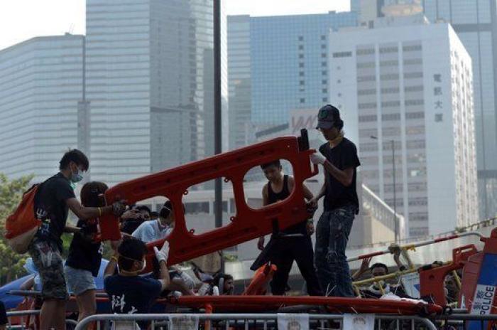 Desalojo de las protestas en Hong Kong: la policía desmonta el campamento de los manifestantes (FOTOS)