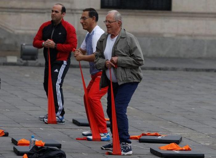 El presidente de Perú pone a sus ministros a hacer gimnasia en su primera reunión de Gobierno