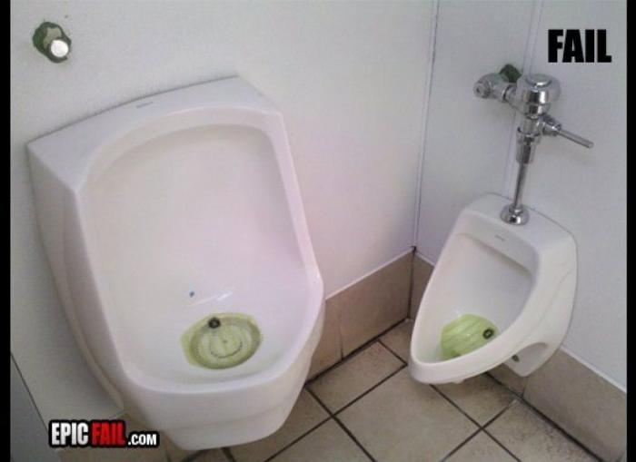 Si eres de los que pone papel higiénico en la taza del váter de los baños públicos, esto te interesa