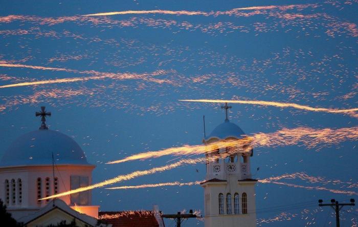 Vrontados: la batalla de cohetes de la noche de Pascua de la isla de Chios en Grecia (FOTOS)