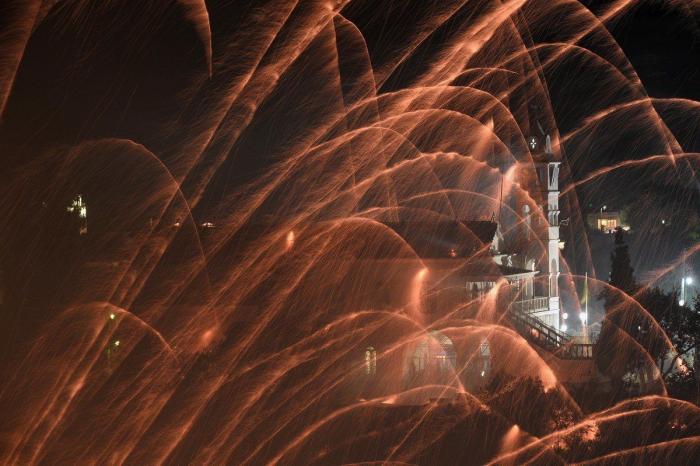 Vrontados: la batalla de cohetes de la noche de Pascua de la isla de Chios en Grecia (FOTOS)