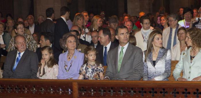 Fotos de la Familia Real en Palma: los reyes, los príncipes, Leonor y Sofía y la infanta Elena en la misa de Pascua