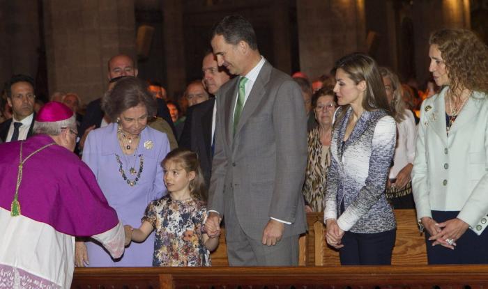 Fotos de la Familia Real en Palma: los reyes, los príncipes, Leonor y Sofía y la infanta Elena en la misa de Pascua
