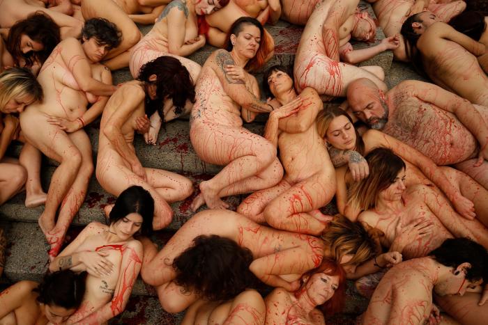 Un grupo de activistas se desnuda en Barcelona contra la ropa hecha de piel animal