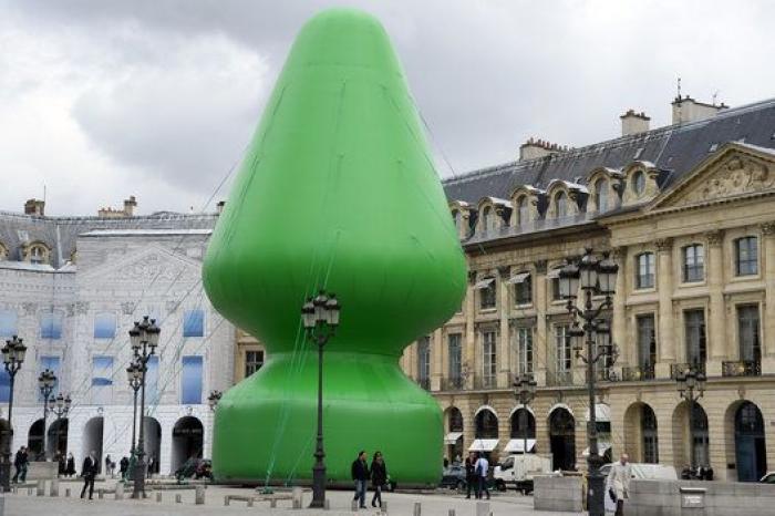 ¿Árbol de Navidad o juguete sexual anal? La polémica escultura de París (FOTOS)