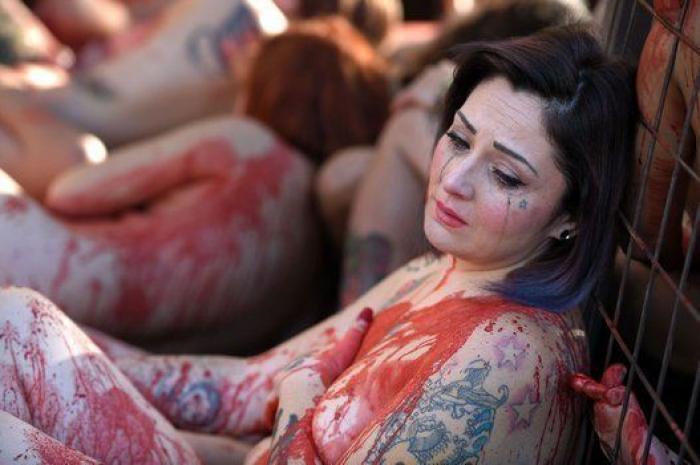 Un centenar de activistas se desnudan en Barcelona contra el uso de pieles de animales