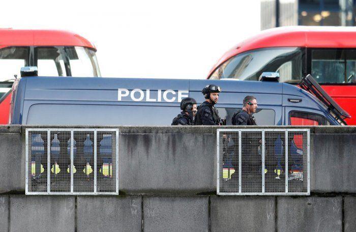 Dos transeúntes utilizaron un cuerno de narval y un extintor para reducir al terrorista del Puente de Londres
