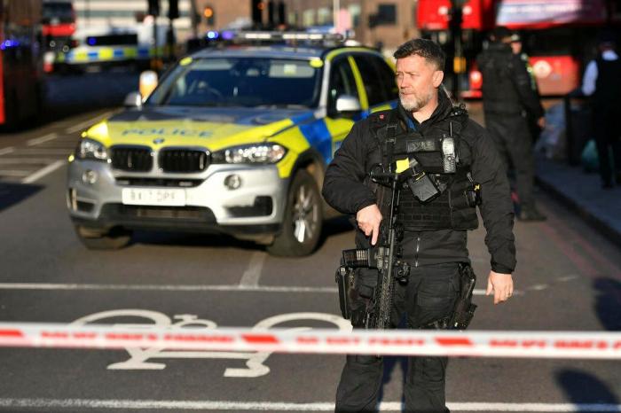 Dos transeúntes utilizaron un cuerno de narval y un extintor para reducir al terrorista del Puente de Londres