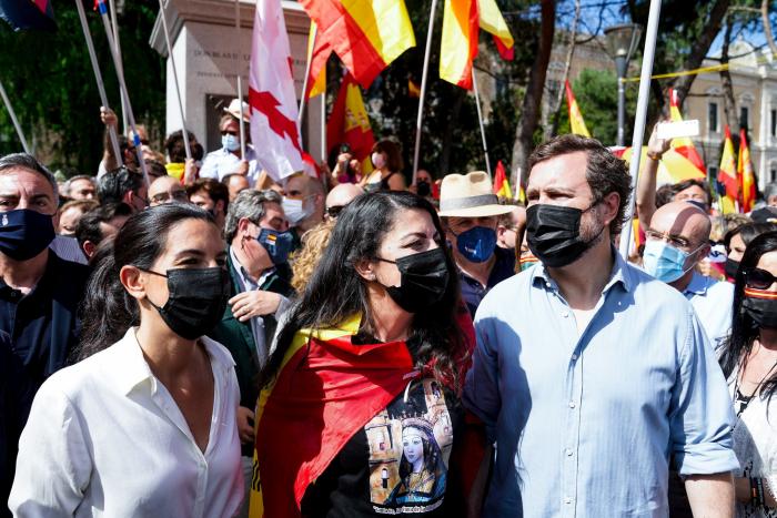 Ni Abascal, ni Casado, ni Rosa Díez: todo el mundo habla de este manifestante de Colón
