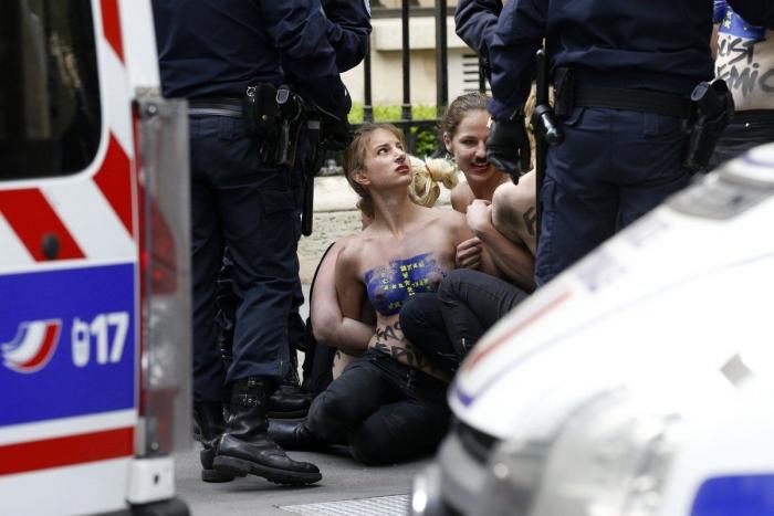 Dos activistas de Femen interrumpen un mitin de Aguirre en Madrid