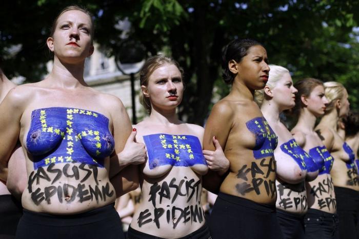 Dos activistas de Femen interrumpen un mitin de Aguirre en Madrid