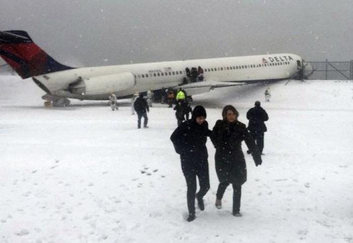 Un avión de Delta Airlines se sale de la pista y cierra el aeropuerto de LaGuardia en Nueva York