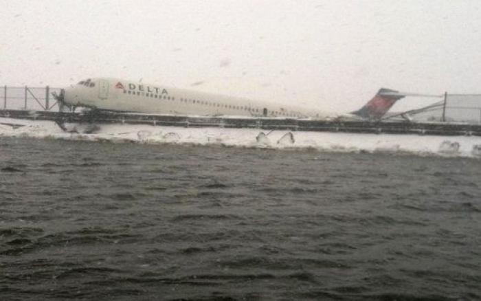 Un avión de Delta Airlines se sale de la pista y cierra el aeropuerto de LaGuardia en Nueva York