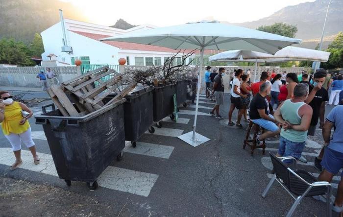 Barricadas en Gran Canaria para evitar el alojamiento de migrantes en cuarentena