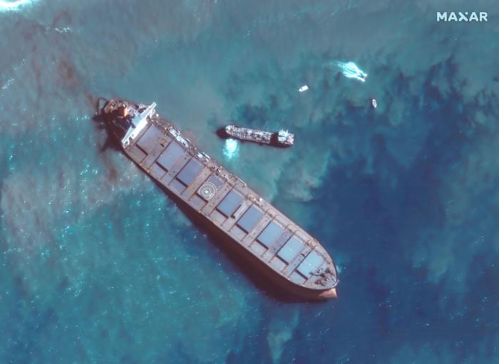 Se parte en dos el barco encallado en Mauricio durante las maniobras para retirarlo