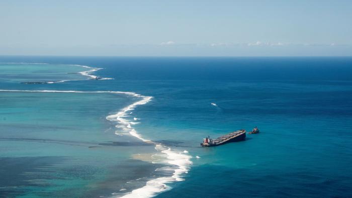 Se parte en dos el barco encallado en Mauricio durante las maniobras para retirarlo