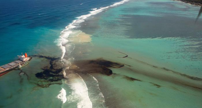 Una enorme mancha de petróleo que amenaza las paradisíacas playas de Mauricio