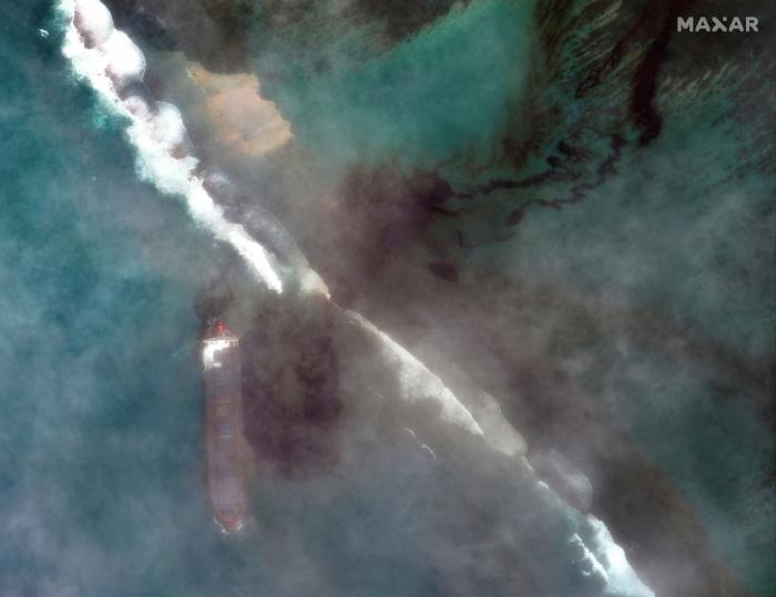 Una enorme mancha de petróleo que amenaza las paradisíacas playas de Mauricio