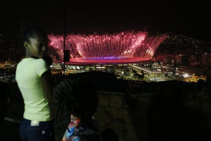 Estas fotos de Río muestran el fuerte contraste de la vida dentro y fuera del estadio olímpico