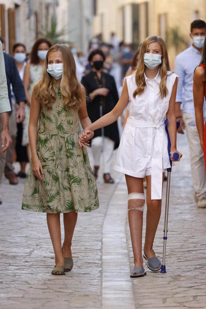 Varios enfermeros, extrañados con el vendaje de la infanta Sofía en estas fotos