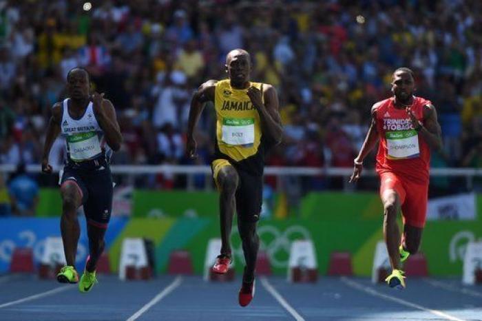 Bolt no de pie a la sopresa en su primera carrera en Río