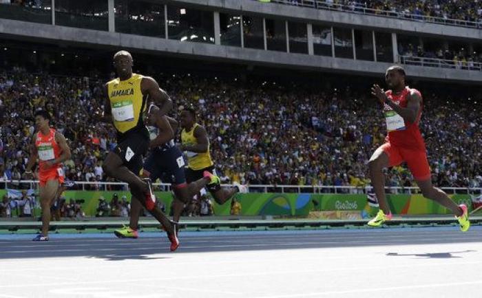 Bolt no de pie a la sopresa en su primera carrera en Río