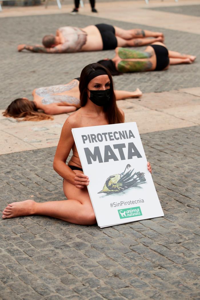 Varios animalistas se desnudan en Barcelona para pedir fuegos artificiales sin sonido
