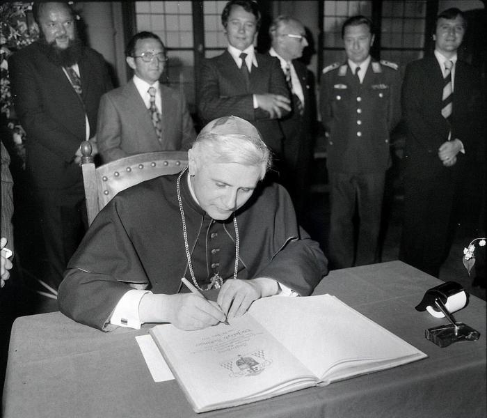 Francisco I: "La Iglesia cumple con el compromiso de rendir justicia a las víctimas de abusos"
