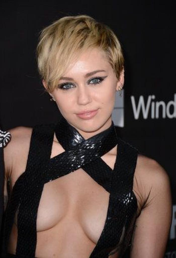 Rihanna vs. Miley Cyrus: los vestidos más impresionantes y 'aireados'