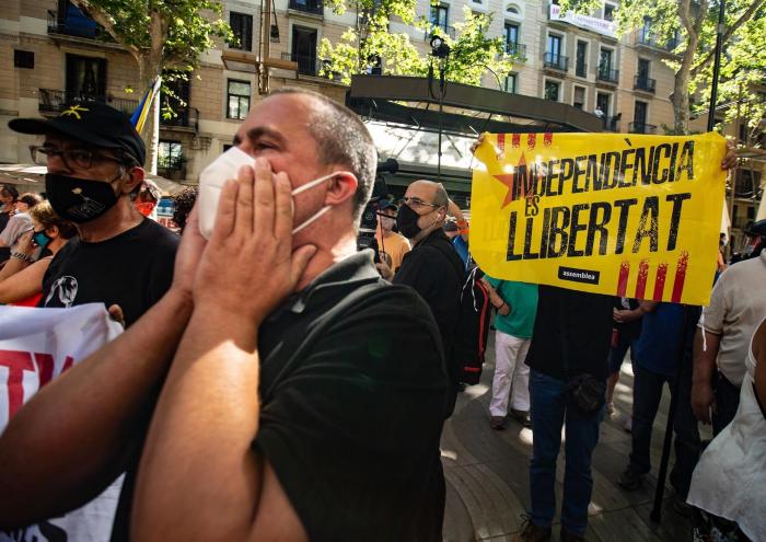 Quién es el hombre que ha interrumpido a Pedro Sánchez a gritos cuando explicaba los indultos